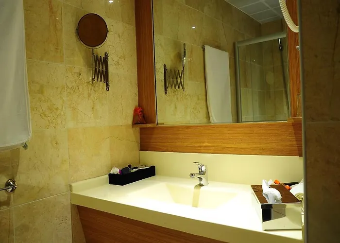 Hotel Basri باليكسير